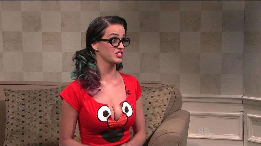 16P Katy Perry exposing huge cleavage and sexy upskirt photos