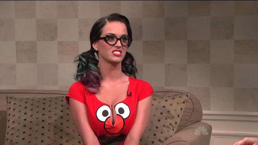 16P Katy Perry exposing huge cleavage and sexy upskirt photos