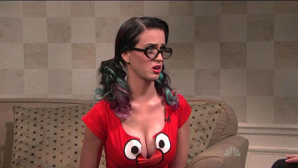 16P Katy Perry exposing huge cleavage and sexy upskirt photos