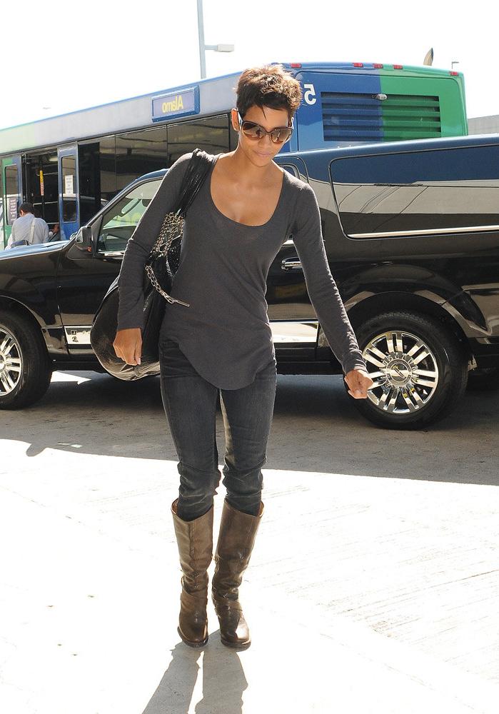15P Halle Berry loves to show big nude tits in public