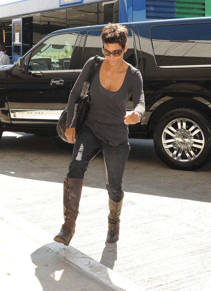 15P Halle Berry loves to show big nude tits in public