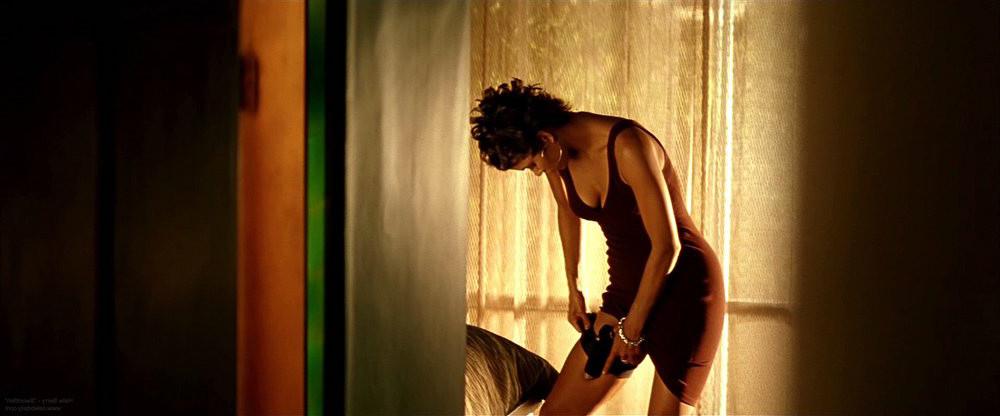 15P Halle Berry loves to show big nude tits in public