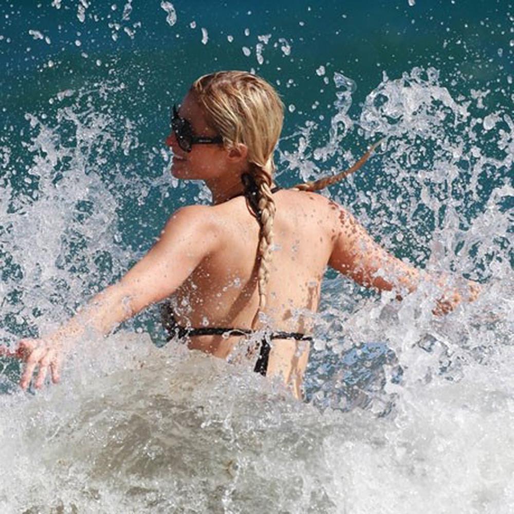 15P Paris Hilton nice nipple slip and sweet topless