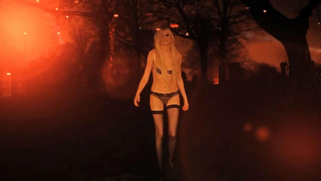 10P Taylor Momsen exposing hot body and nice tits in sexy underwear