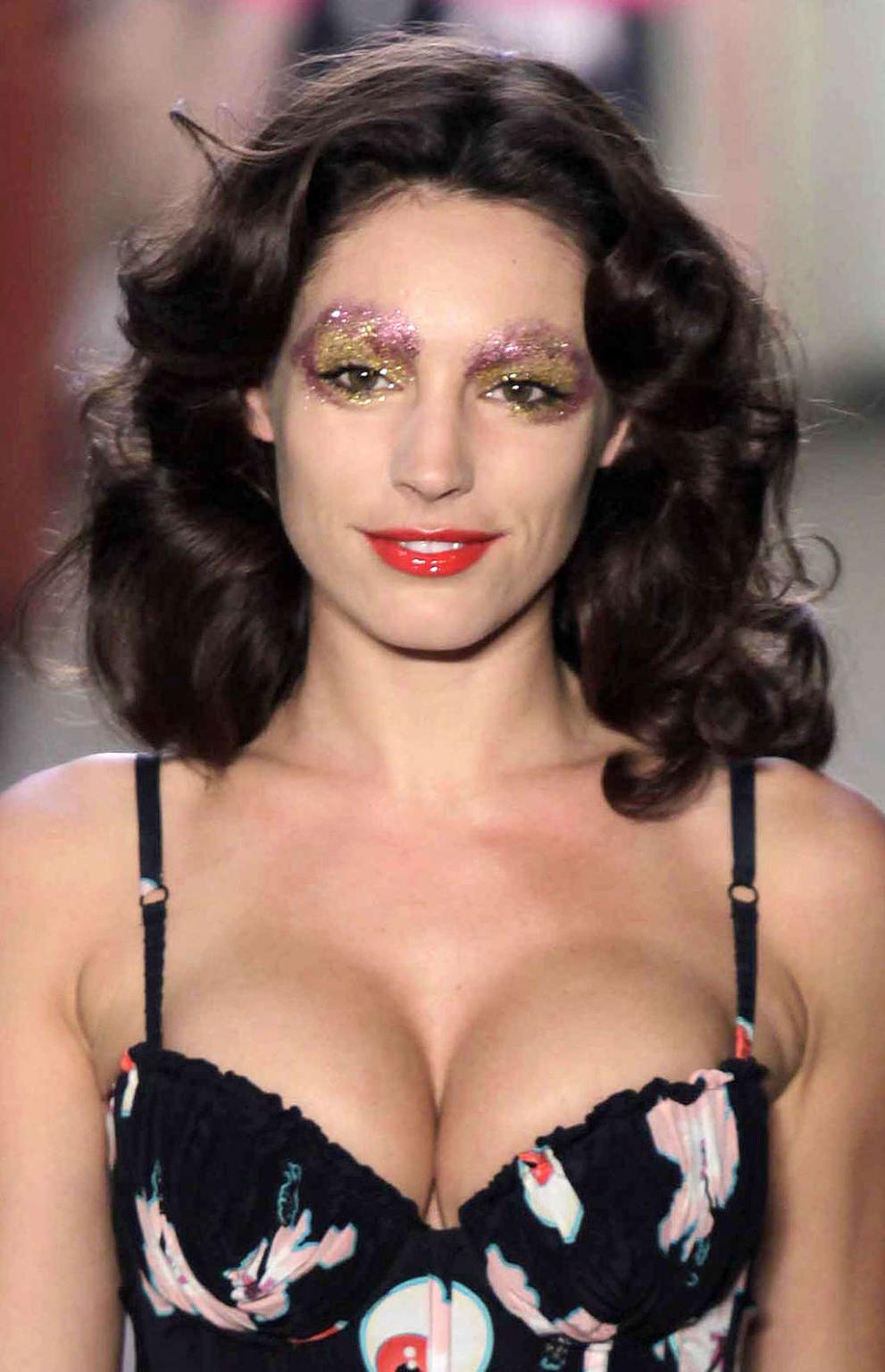 16P Kelly Brook exposing her sexy body and huge cleavage on stage