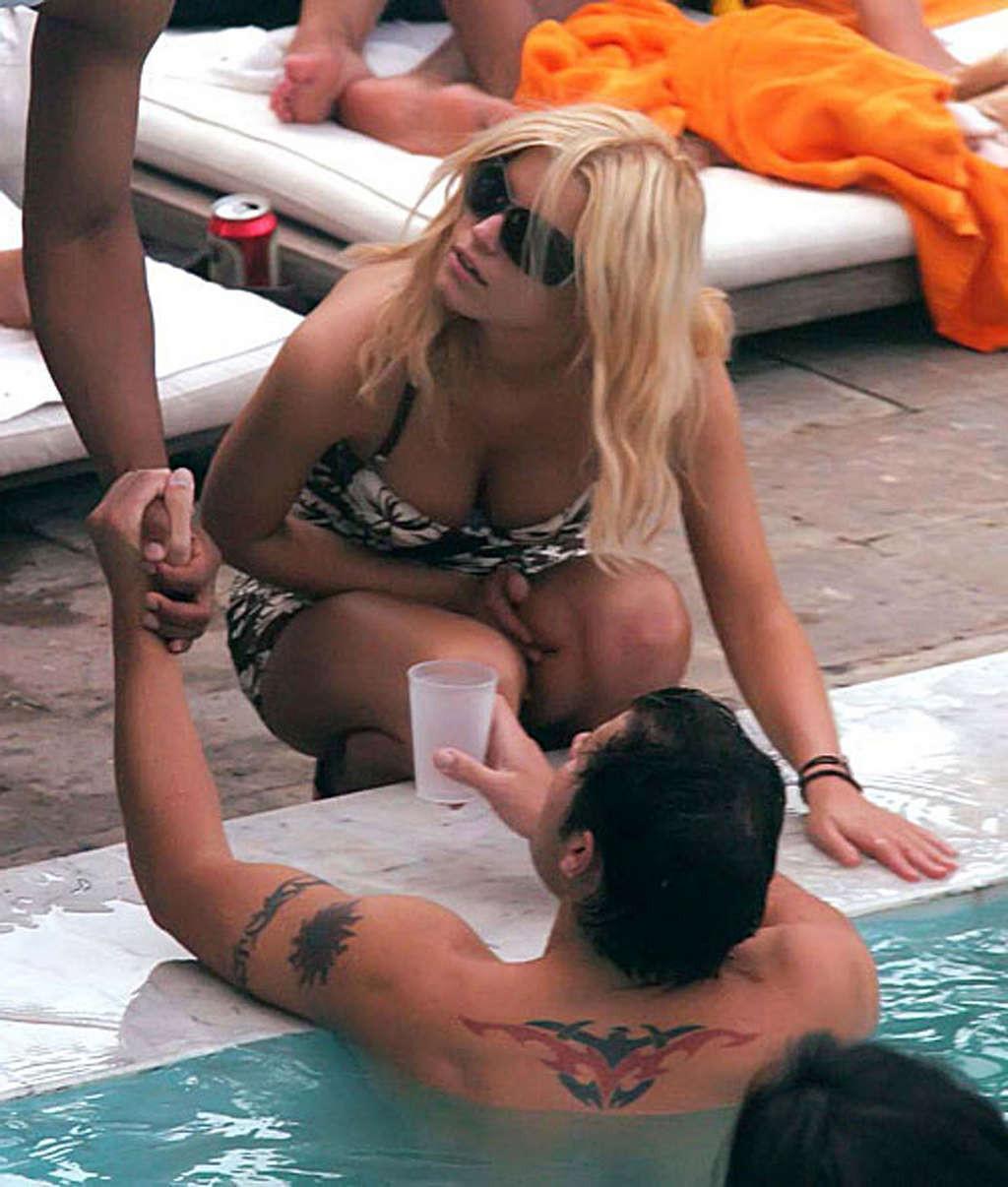 16P Jessica Simpson very sexy and hot nipple slip and upskirt photos