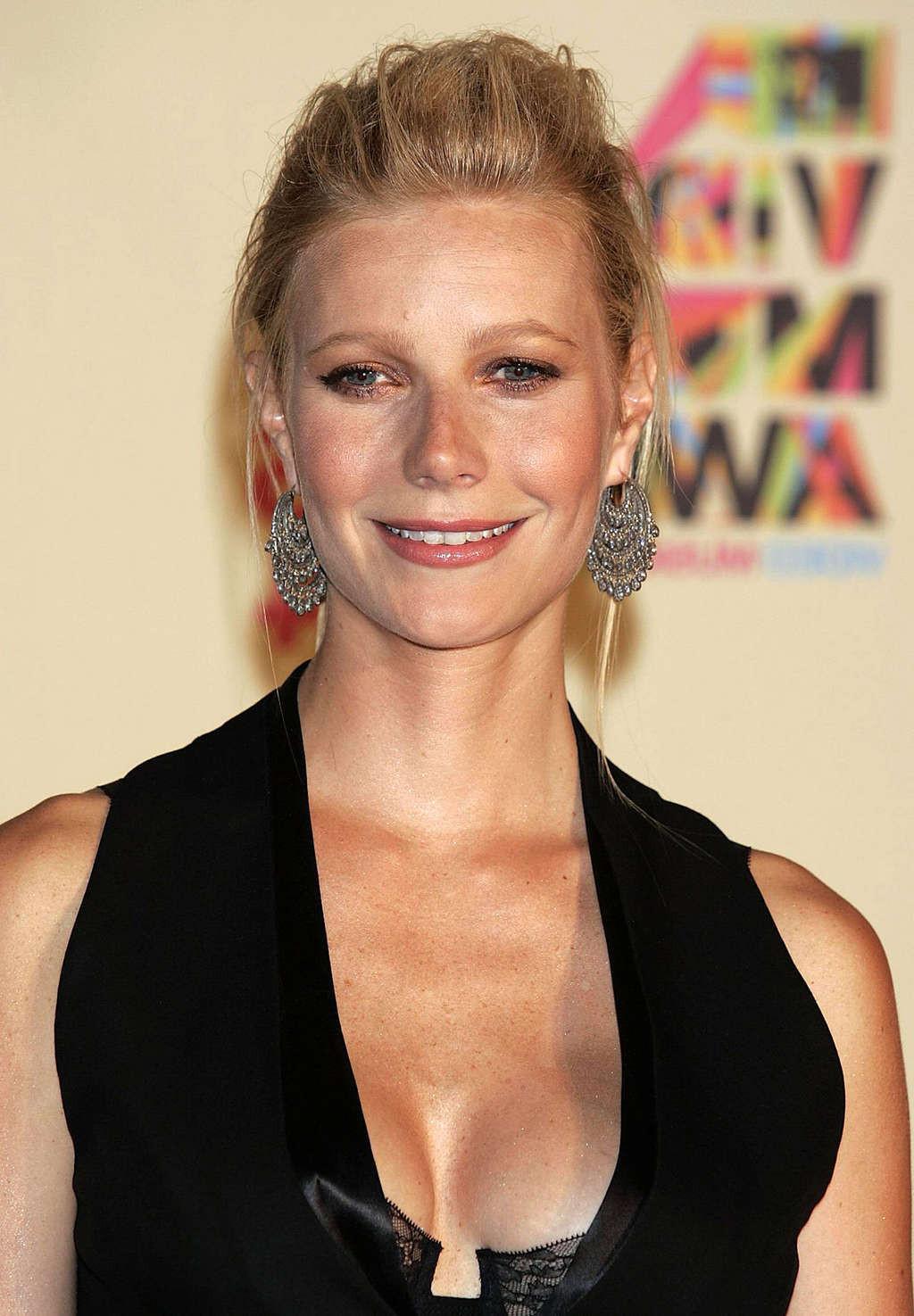 10P Gwyneth Paltrow exposing huge cleavage and sexy tits in see thru blouse