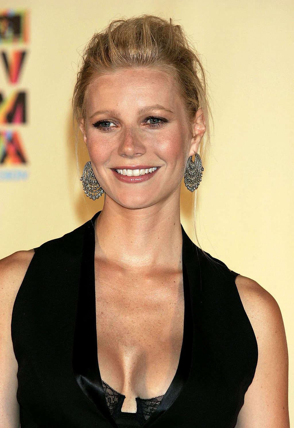 10P Gwyneth Paltrow exposing huge cleavage and sexy tits in see thru blouse
