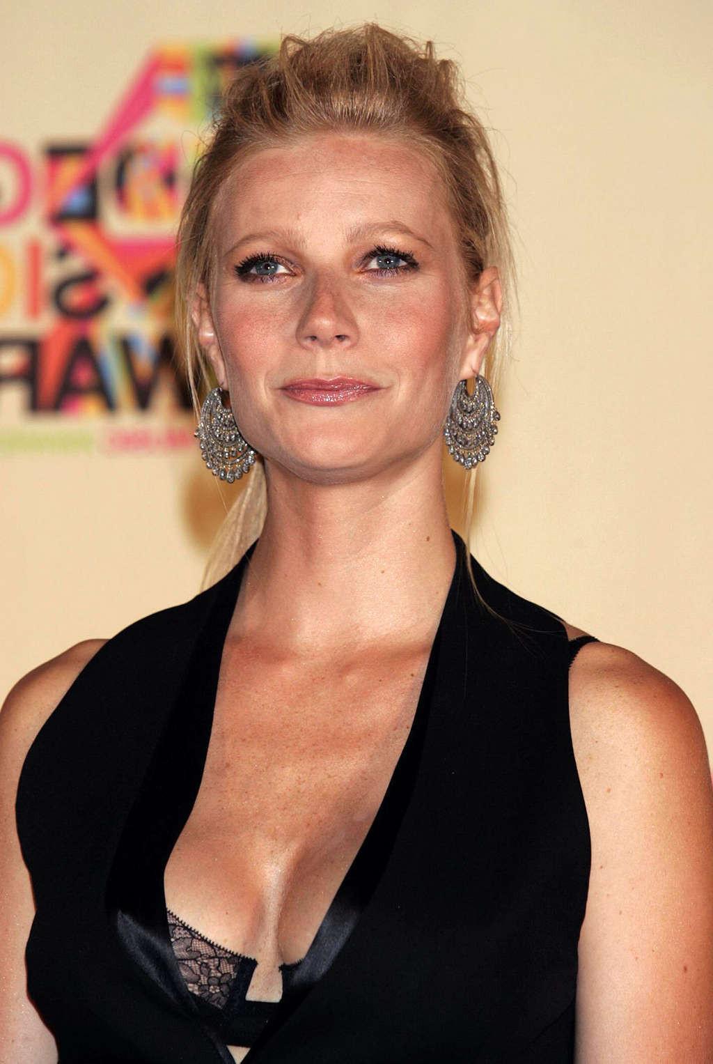 10P Gwyneth Paltrow exposing huge cleavage and sexy tits in see thru blouse