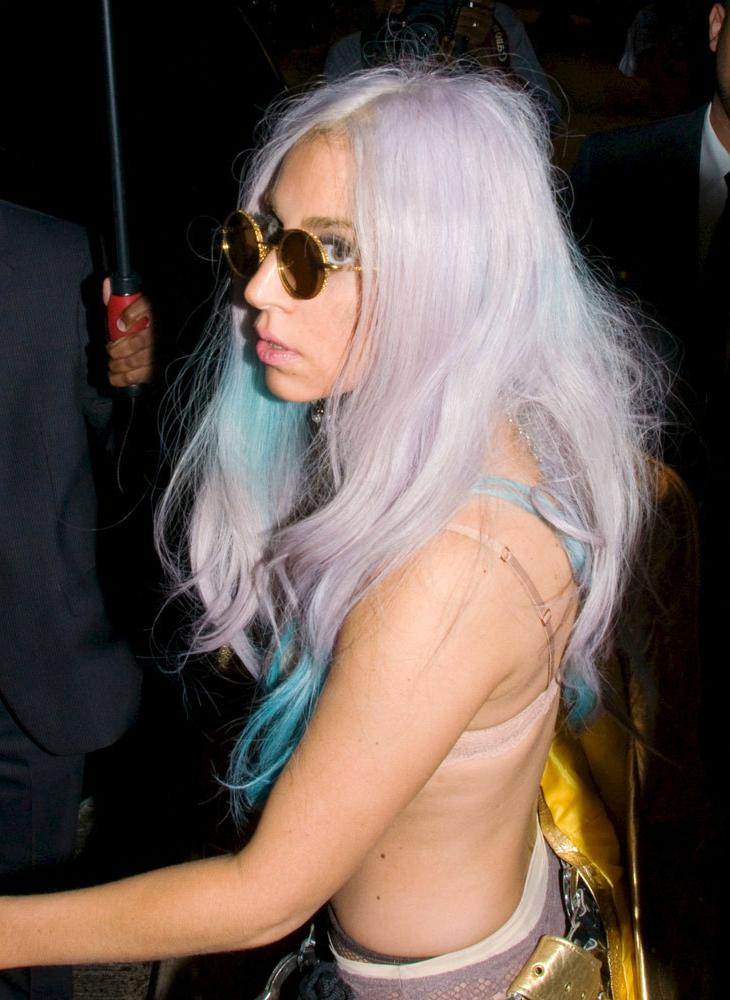 15P Lady Gaga shaved pussy in upskirt moments