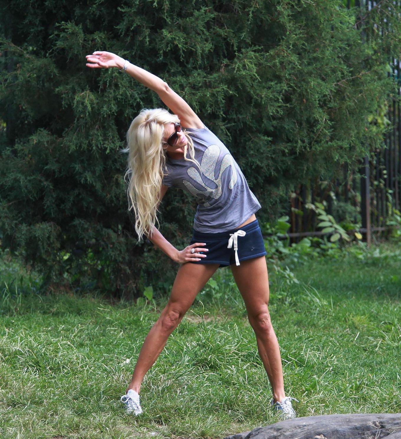 15P Victoria Silvstedt pussy slip while stretching in Central Park