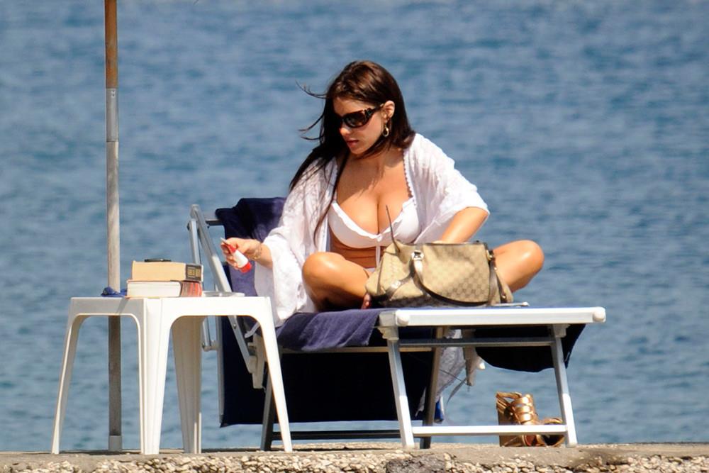 15P Sofia Vergara yummy cleavage and fantastic ass
