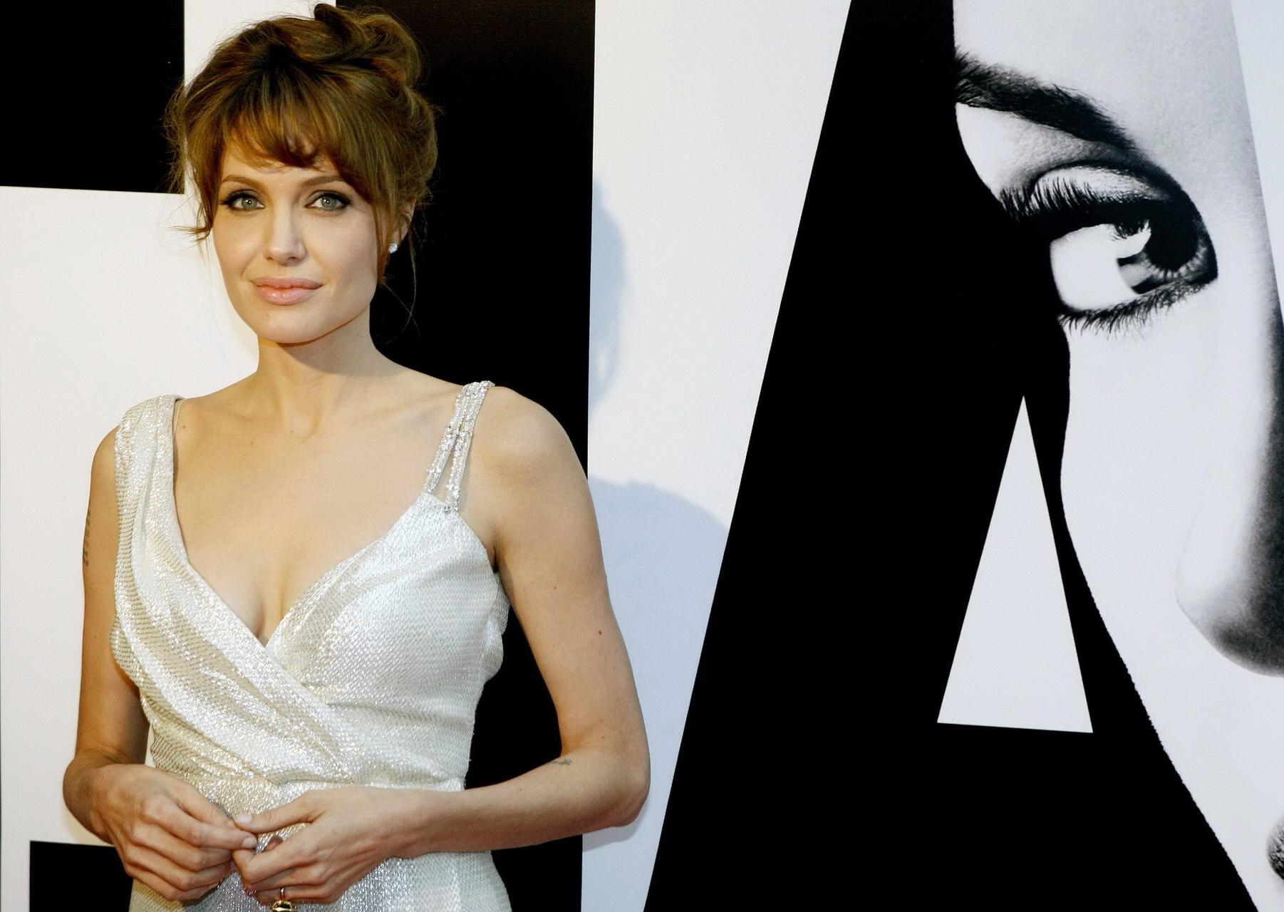 15P Angelina Jolie showing awesome cleavage at the 'Salt' premiere in Paris