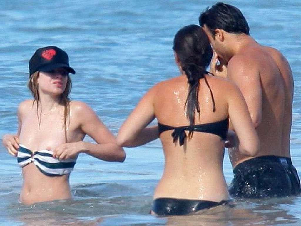 4P Avril Lavigne nipple popout from her bikini top on beach paparazzi shoots