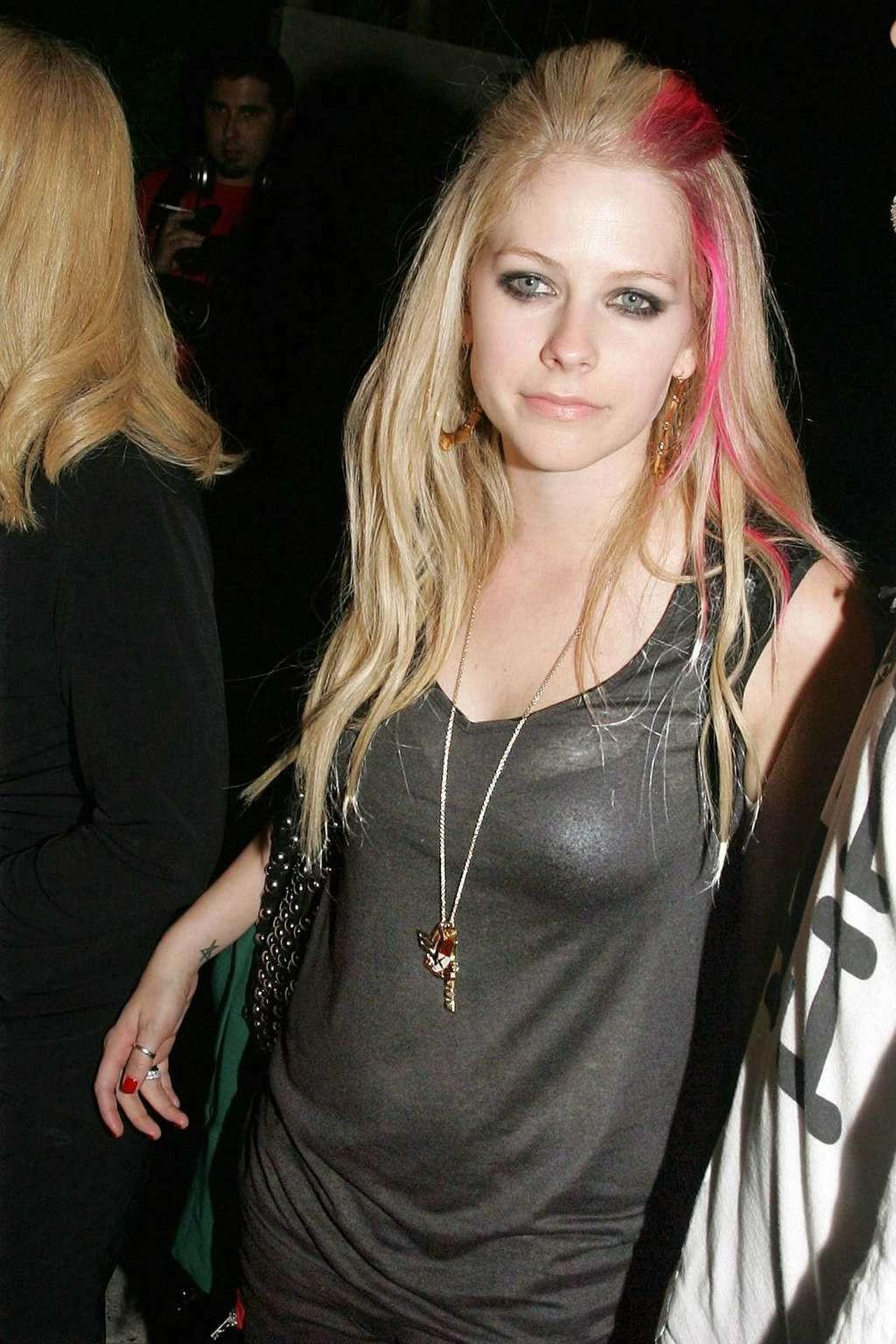 4P Avril Lavigne nipple popout from her bikini top on beach paparazzi shoots