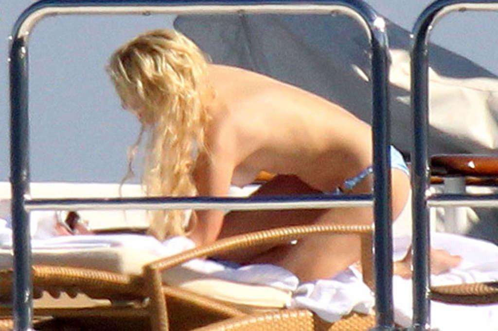 16P Paris Hilton very sexy and hot upskirt and nipple slip photos