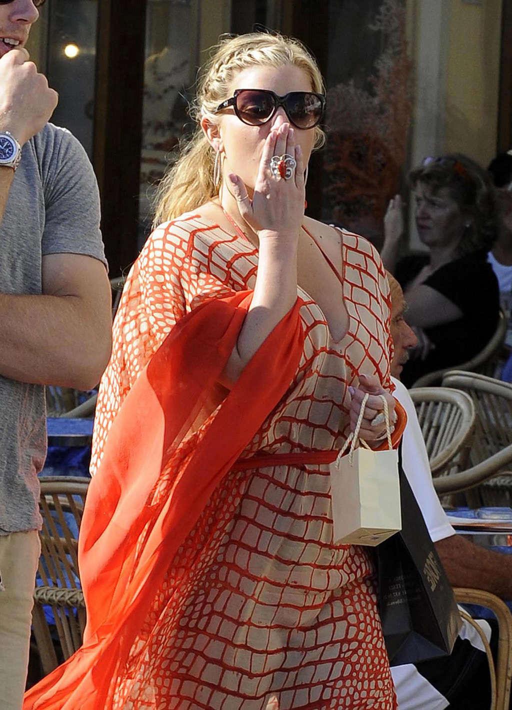 16P Jessica Simpson exposing huge cleavage and hot pussy under skirt