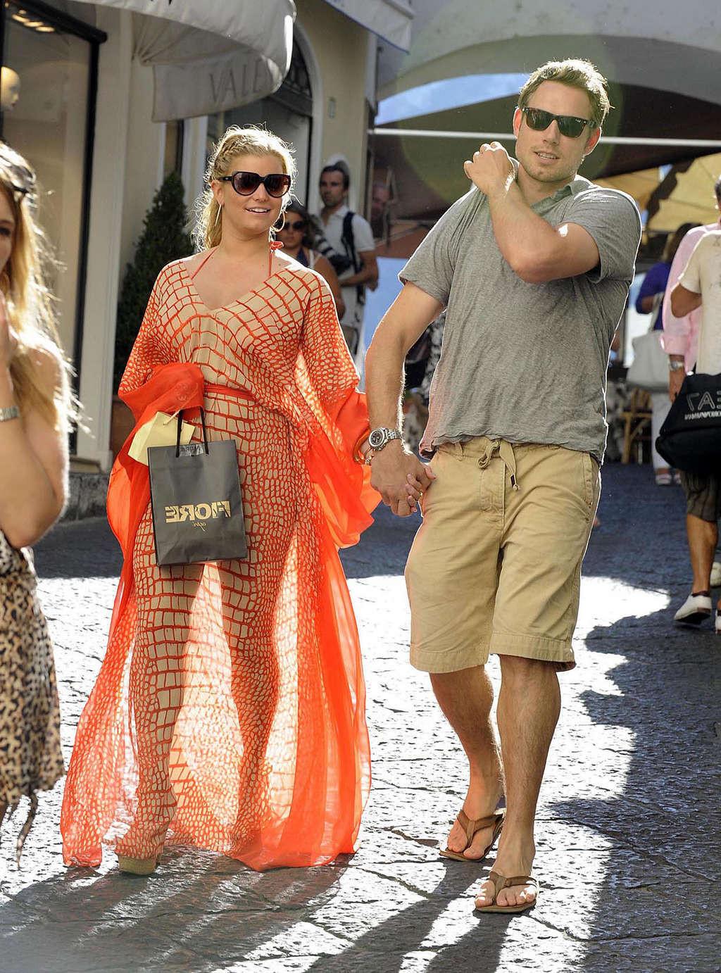 16P Jessica Simpson exposing huge cleavage and hot pussy under skirt
