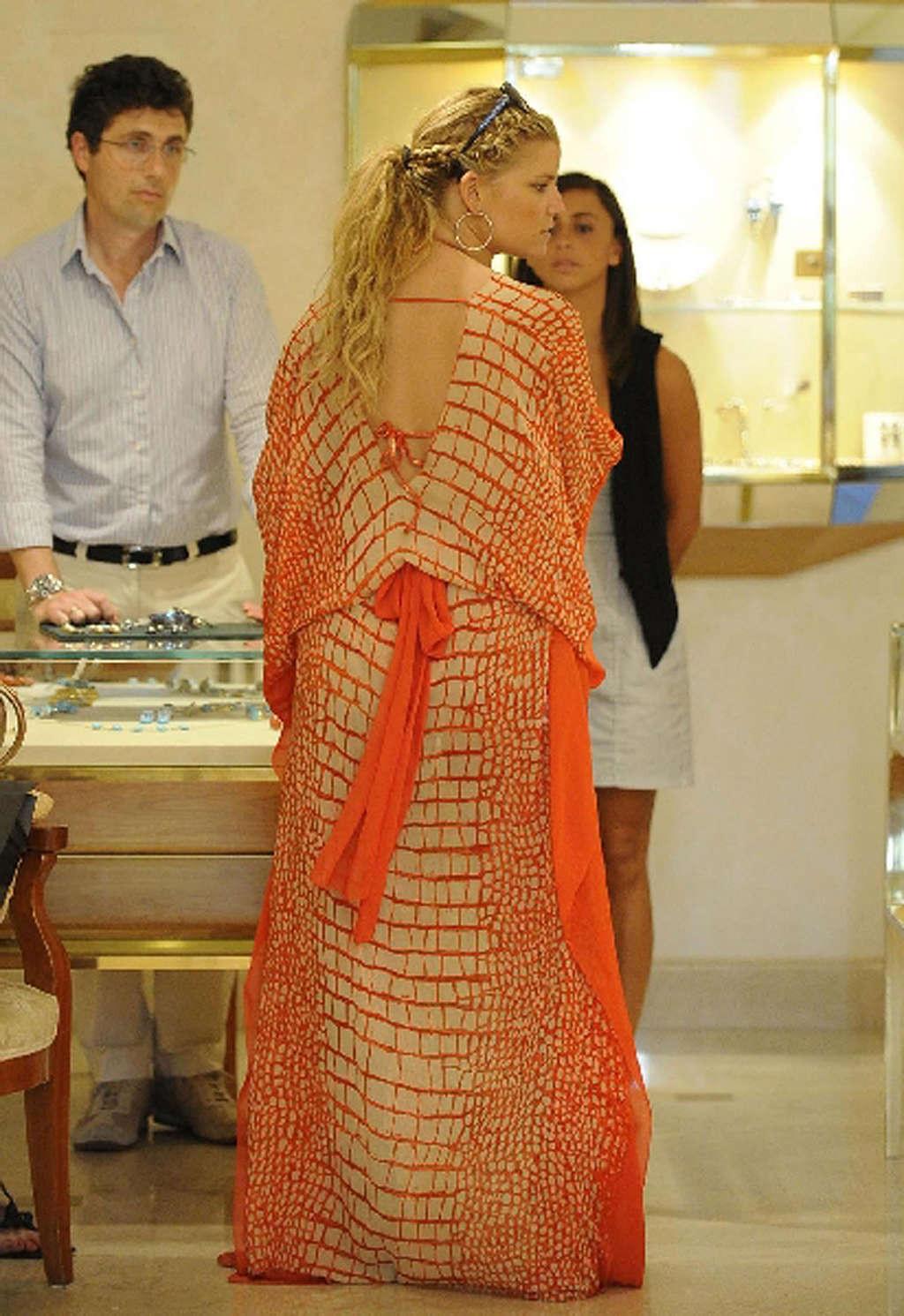 16P Jessica Simpson exposing huge cleavage and hot pussy under skirt