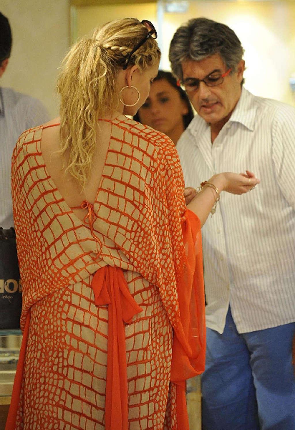 16P Jessica Simpson exposing huge cleavage and hot pussy under skirt