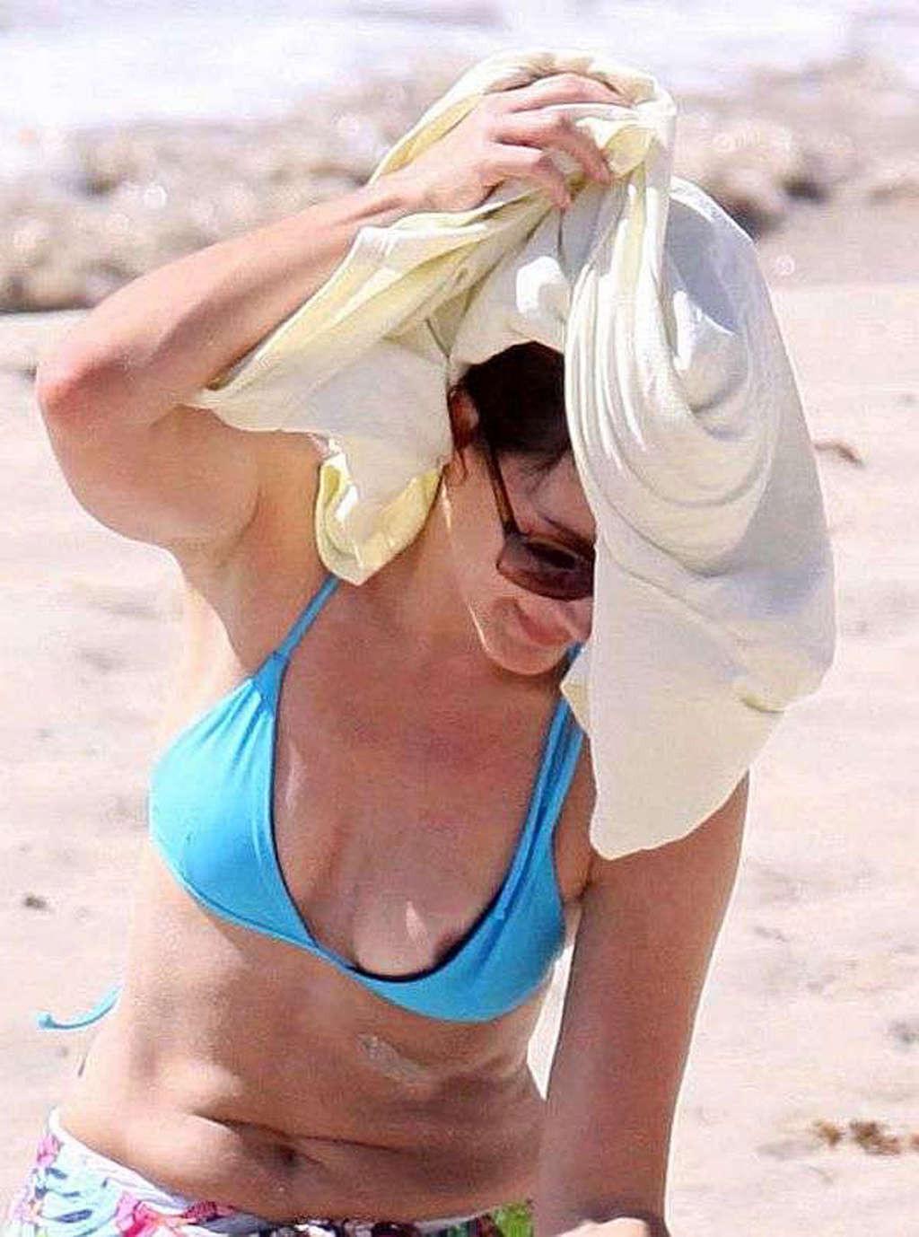 16P Kristin Davis in see thru top and nipple slip paparazzi shoots