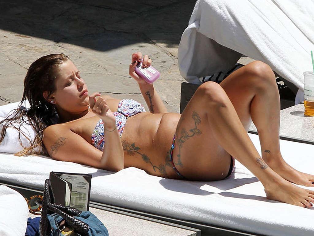 10P Peaches Geldof nipple slip paparazzi shoots and showing her tits
