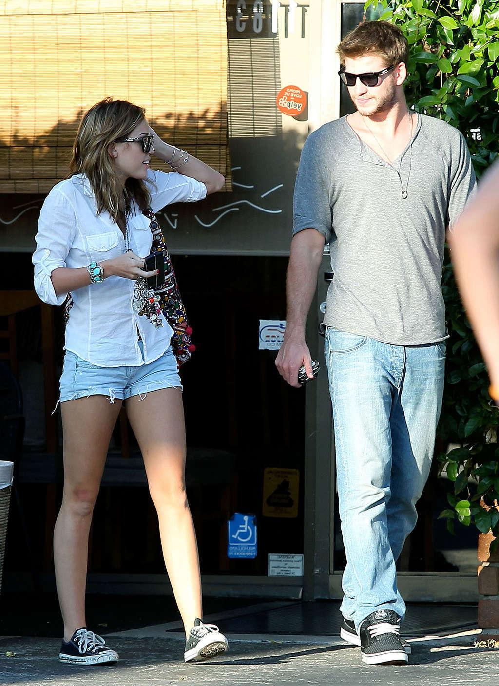 16P Miley Cyrus hot pussy slip and sexy legs in shorts paparazzi photos