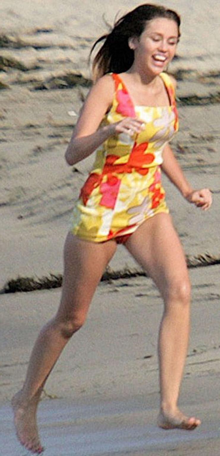 16P Miley Cyrus hot pussy slip and sexy legs in shorts paparazzi photos