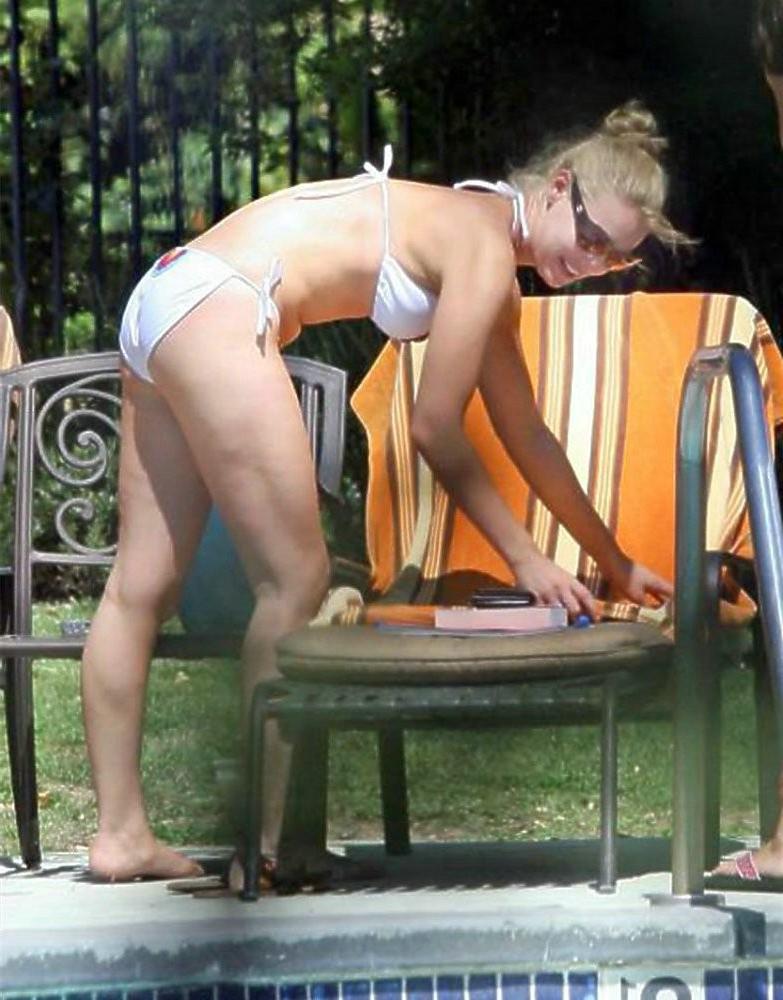 18P Stunning actress Katherine Heigl almost pop out her natural tits