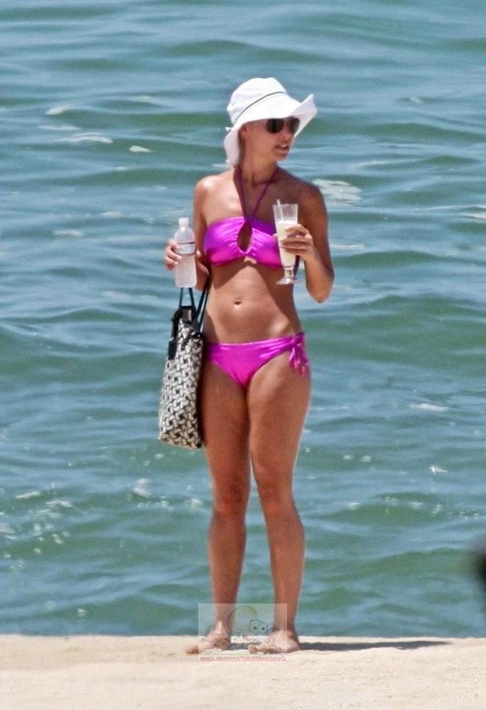 18P Stunning actress Katherine Heigl almost pop out her natural tits