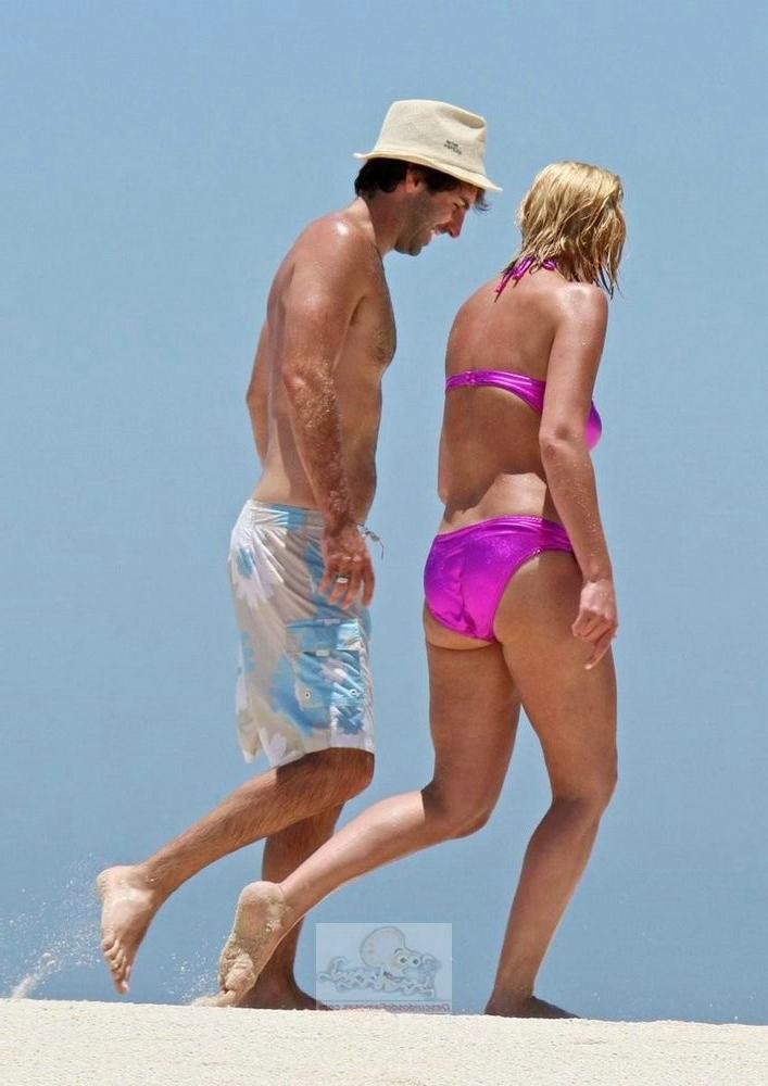 18P Stunning actress Katherine Heigl almost pop out her natural tits
