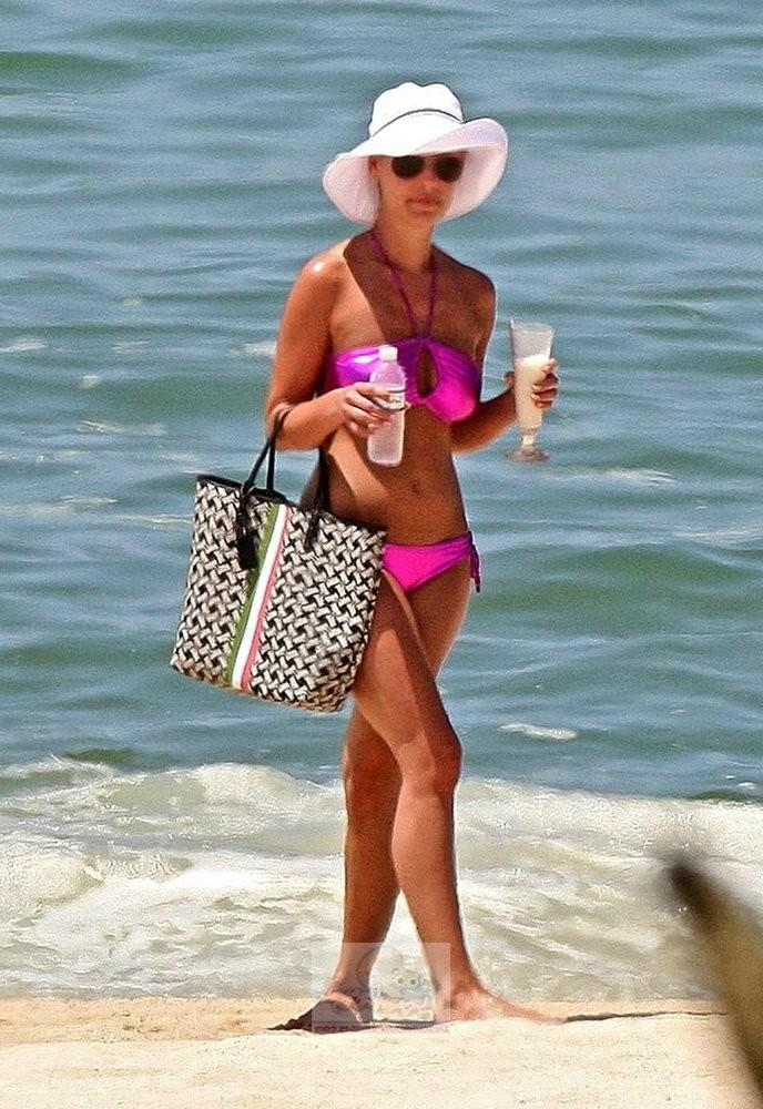 18P Stunning actress Katherine Heigl almost pop out her natural tits