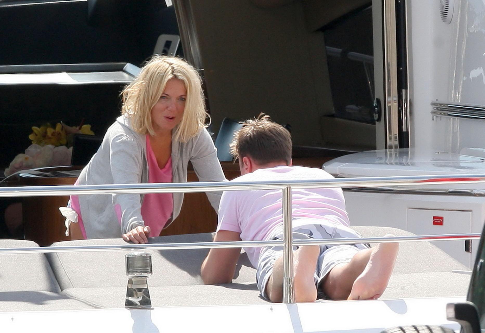 15P Geri Halliwell pussy slip in bikini on a beach in Southern France