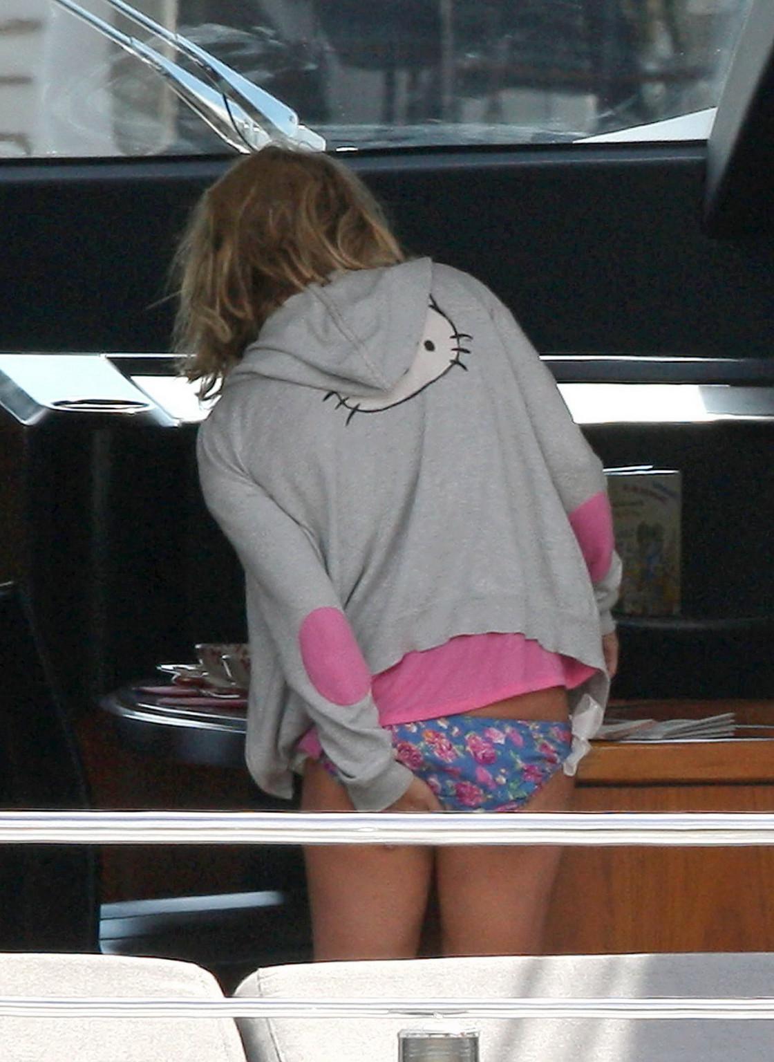 15P Geri Halliwell pussy slip in bikini on a beach in Southern France