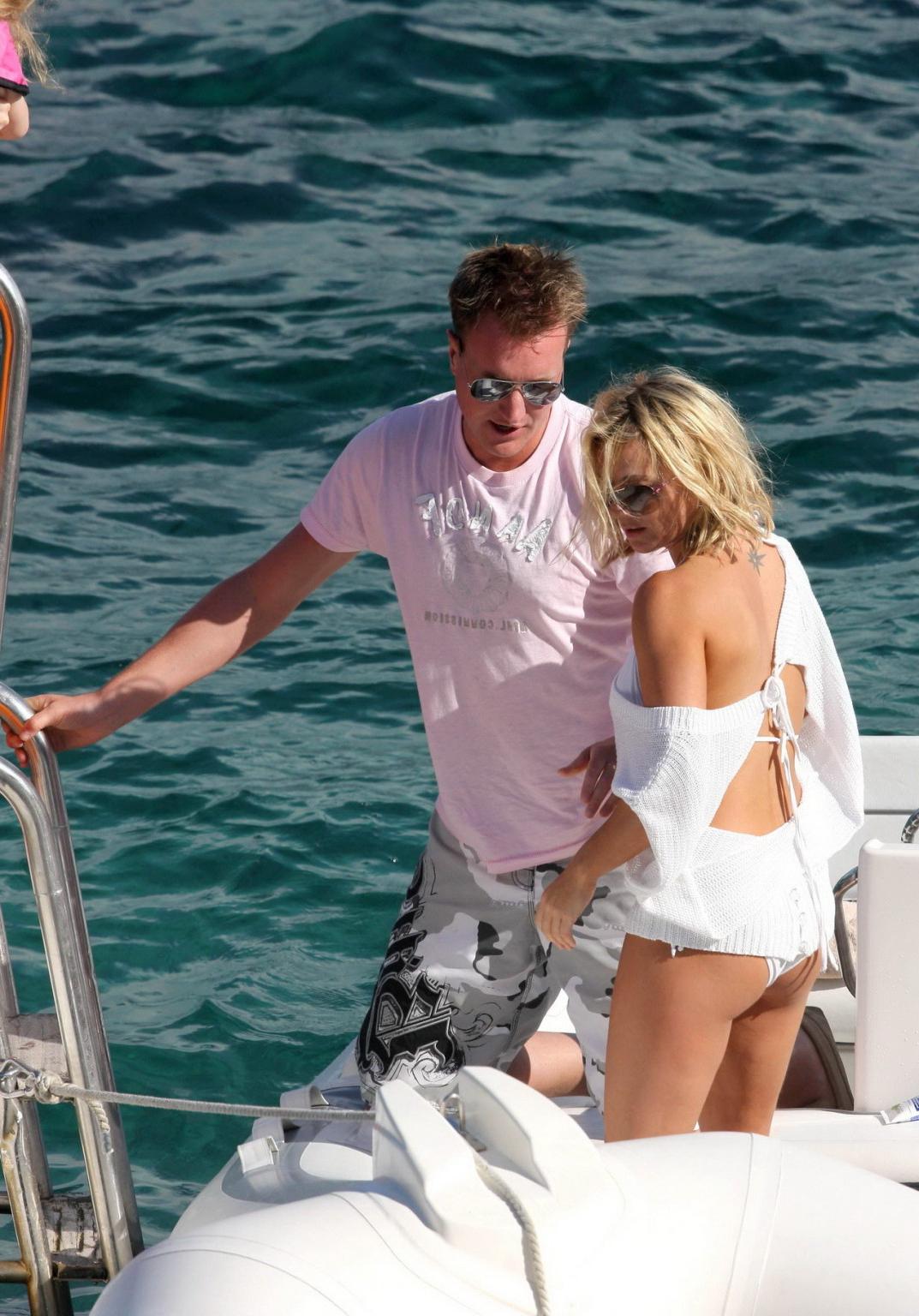 15P Geri Halliwell pussy slip in bikini on a beach in Southern France