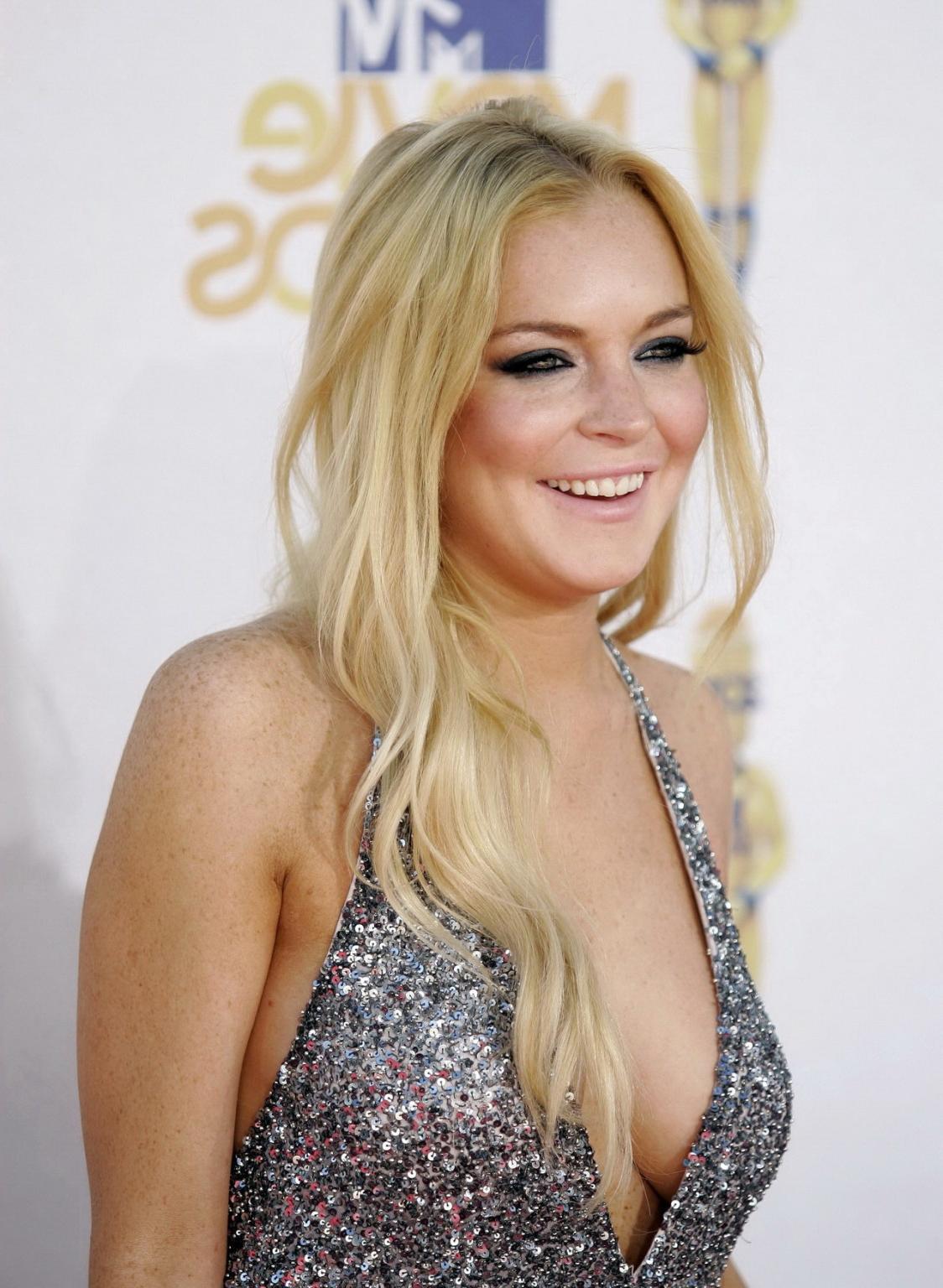 16P Lindsay Lohan braless showing huge cleavage at MTV Movie Awards
