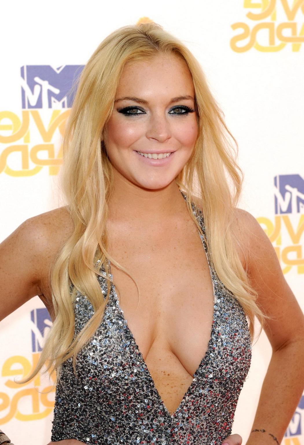 16P Lindsay Lohan braless showing huge cleavage at MTV Movie Awards