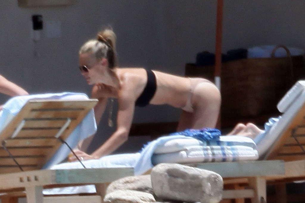 16P Molly Sims looking very sexy in bikini and nipple slip
