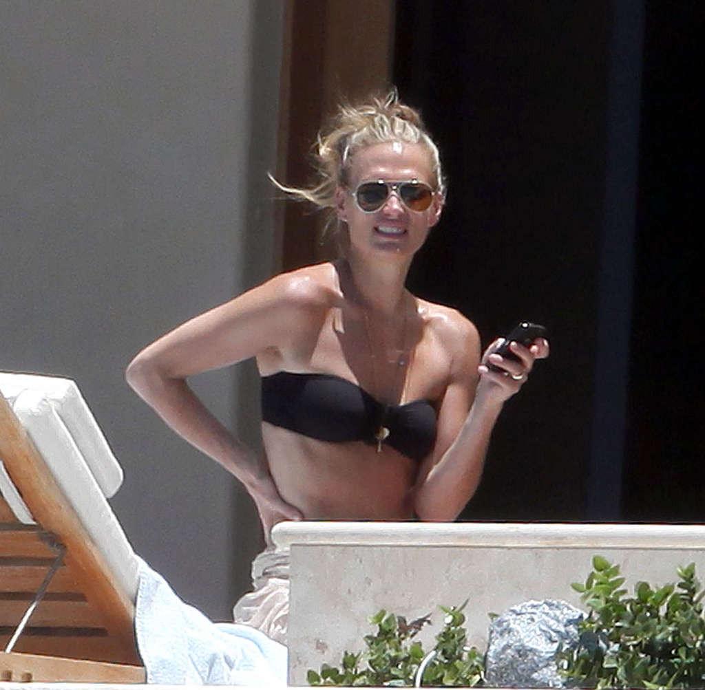 16P Molly Sims looking very sexy in bikini and nipple slip