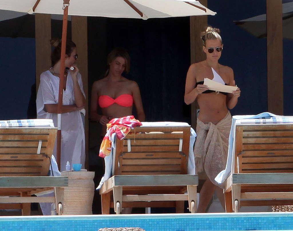 16P Molly Sims looking very sexy in bikini and nipple slip