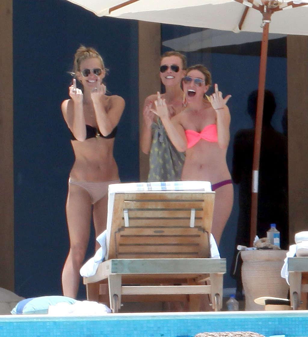 16P Molly Sims looking very sexy in bikini and nipple slip
