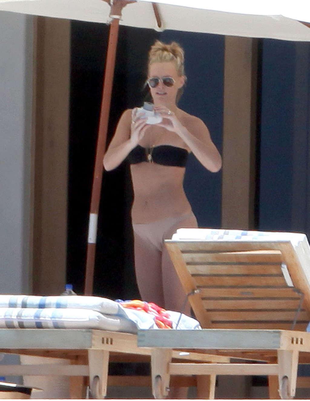 16P Molly Sims looking very sexy in bikini and nipple slip
