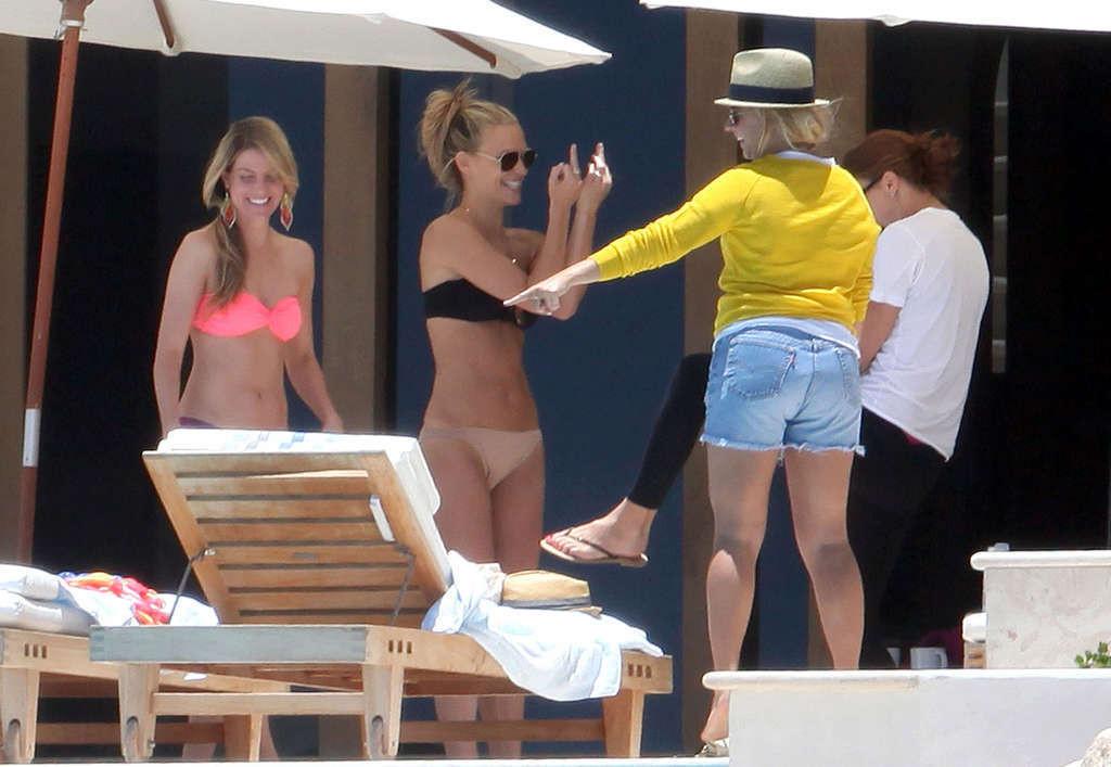 16P Molly Sims looking very sexy in bikini and nipple slip