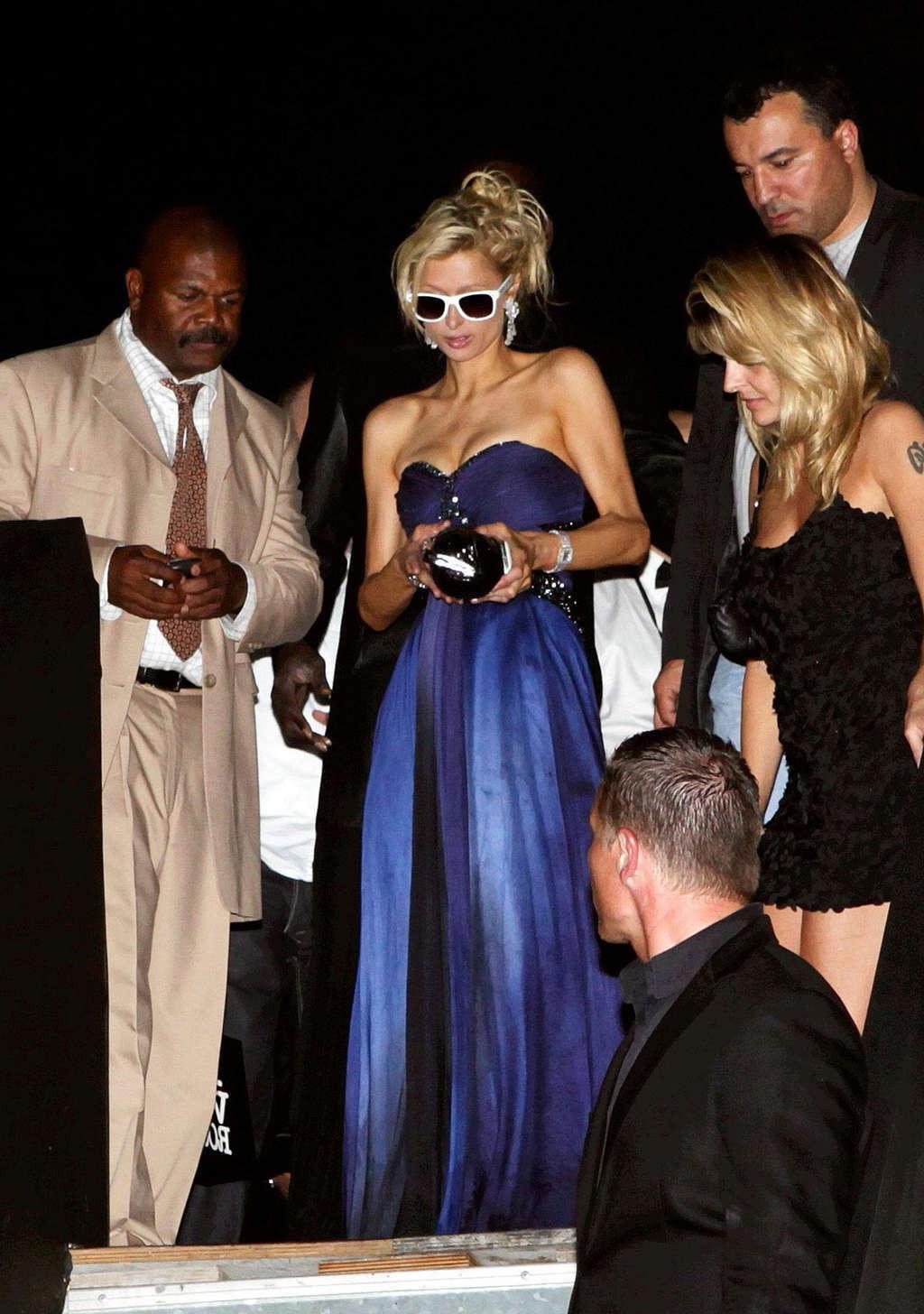 16P Paris Hilton look sexy and show big cleavage in blue dress