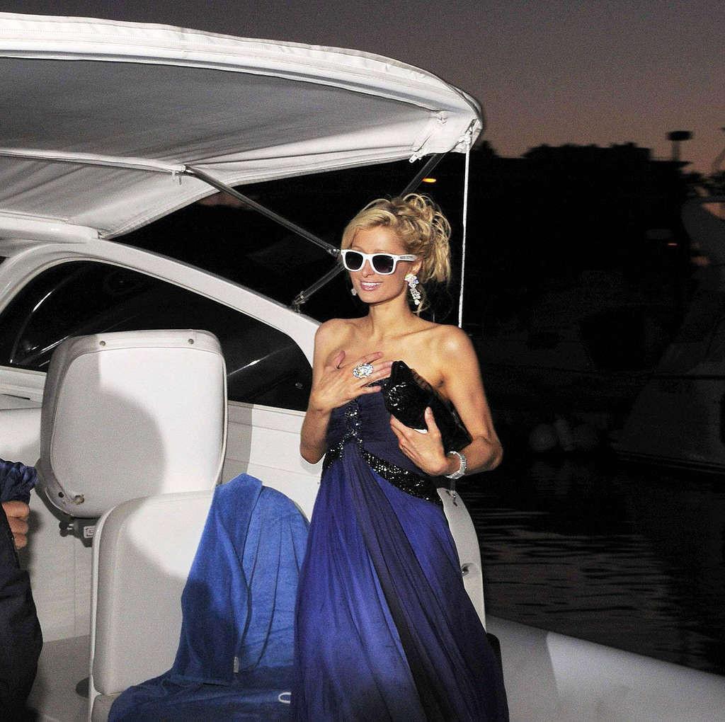 16P Paris Hilton look sexy and show big cleavage in blue dress