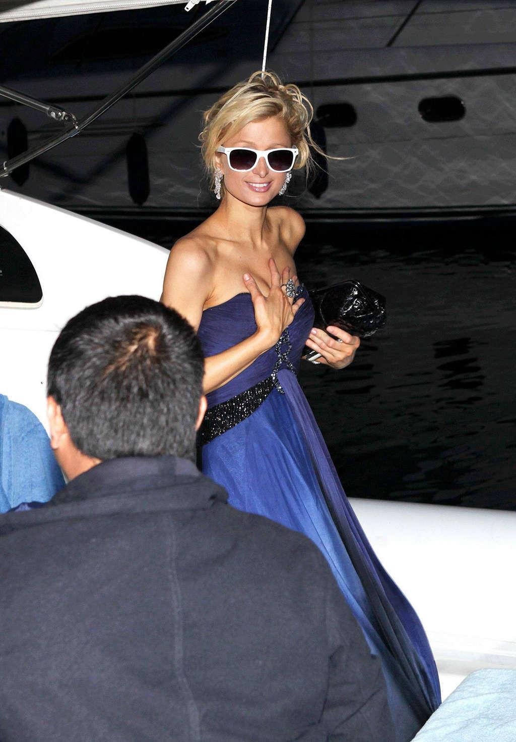 16P Paris Hilton look sexy and show big cleavage in blue dress
