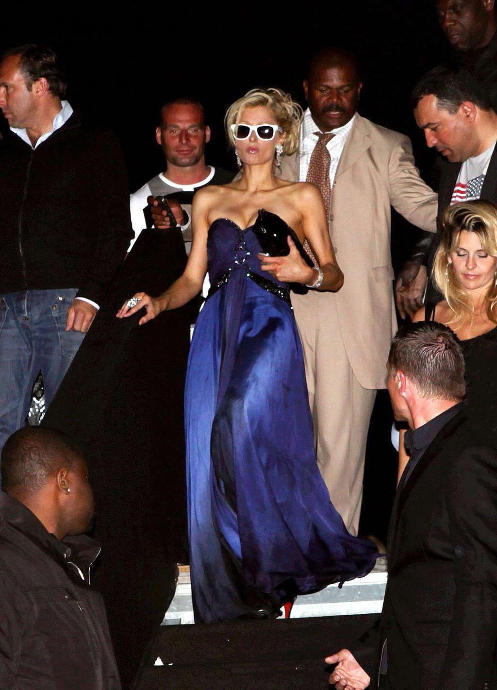 16P Paris Hilton look sexy and show big cleavage in blue dress