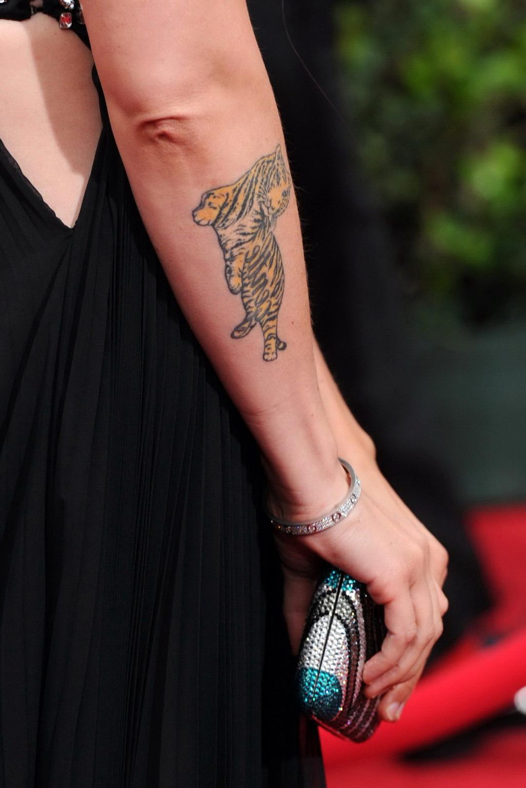 15P Busty Alanis Morissette showing awesome cleavage at the premiere of 'Prince Of P