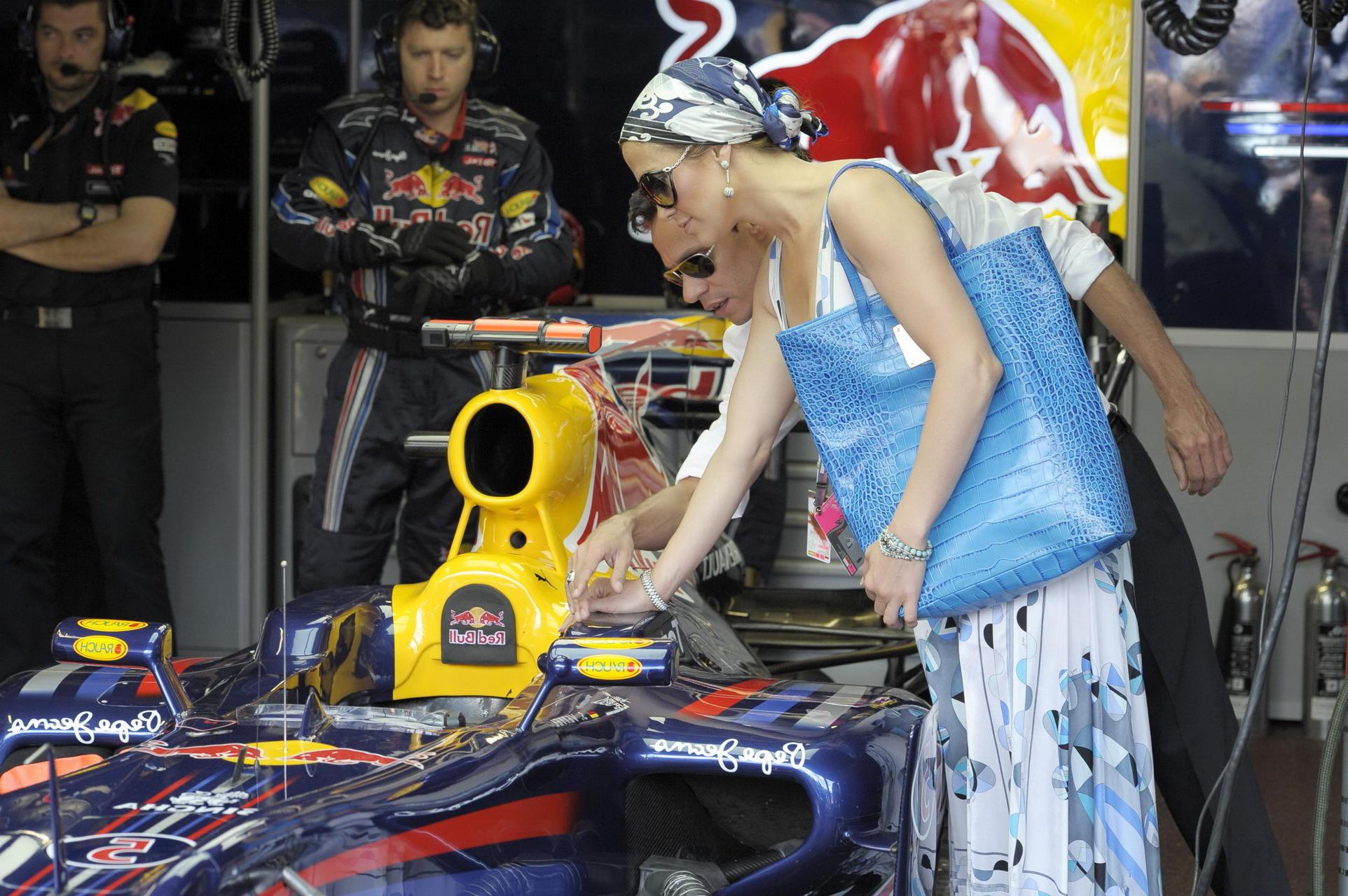 16P Jennifer Lopez braless showing nice cleavage in Monaco at Formula 1 GP