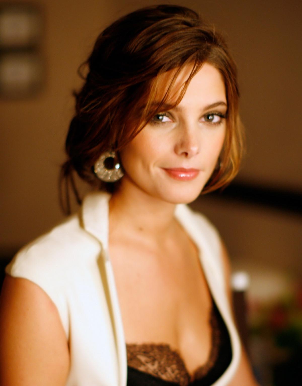 16P Ashley Greene showing awesome cleavage at 12th Annual Young Hollywood Awards